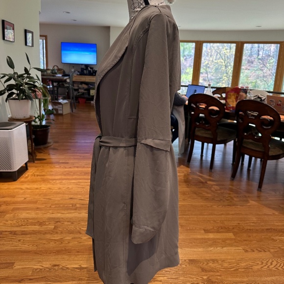 Aritzia Babaton Quincy Lightweight Trenchcoat - Picture 2 of 6